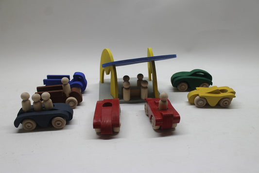 Fast food restaurant solid wood toy. This play set will give children much to play with as it includes a restaurant, vehicles, and people